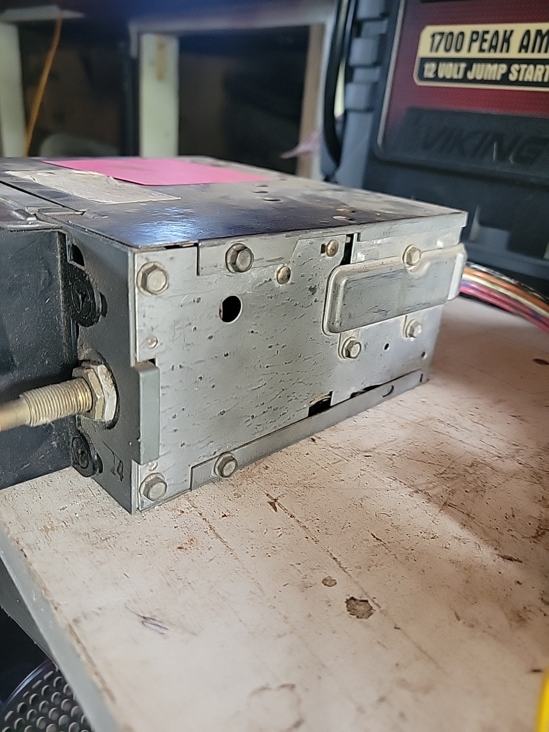 FORD D8AF-19A188-AA / 5FD4804 Motorola AM/FM Quadrasonic 8-Track Tape Radio