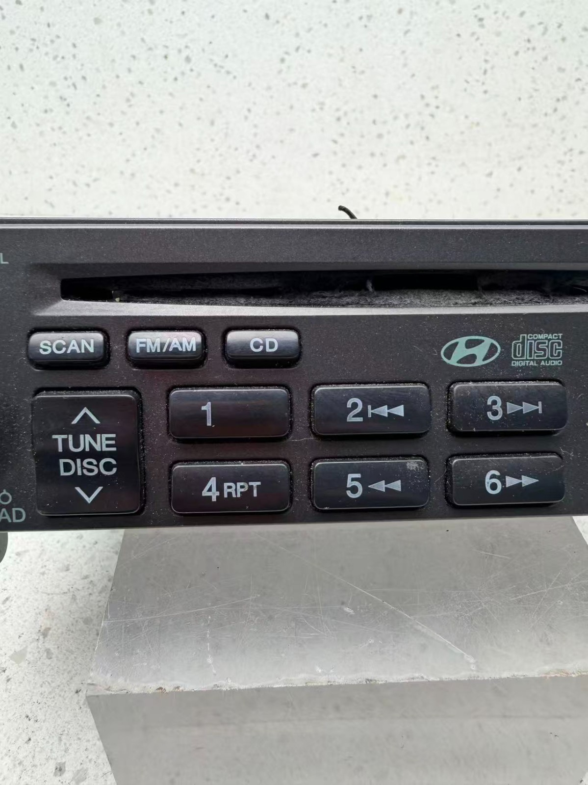 Hyundai Factory CD FM/AM Radio Part No. 96160-2D101AX H-260JU