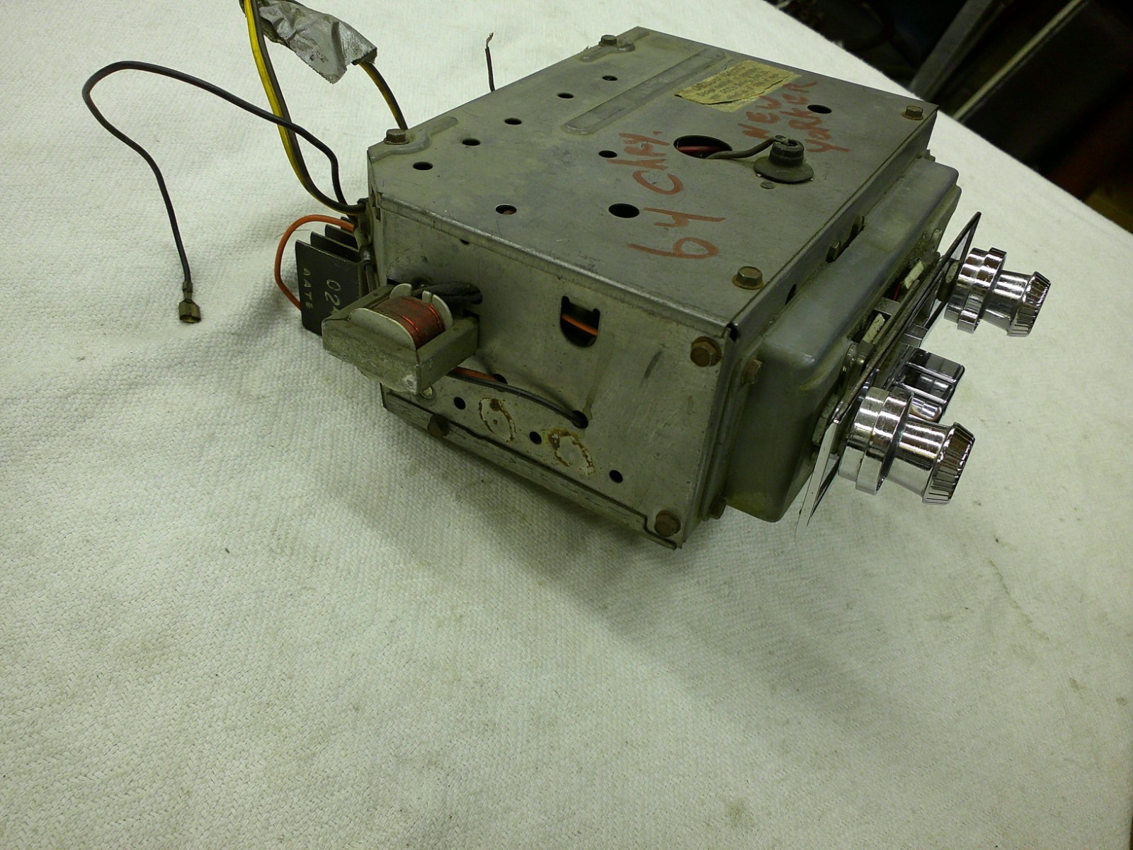 1964 NEW YORKER AM FM RADIO OEM USED CHRYSLER