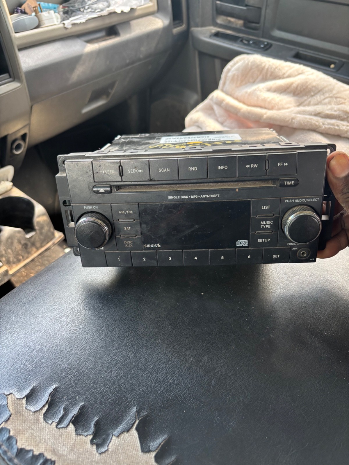 Dodge 1500 2012 model radio am fm