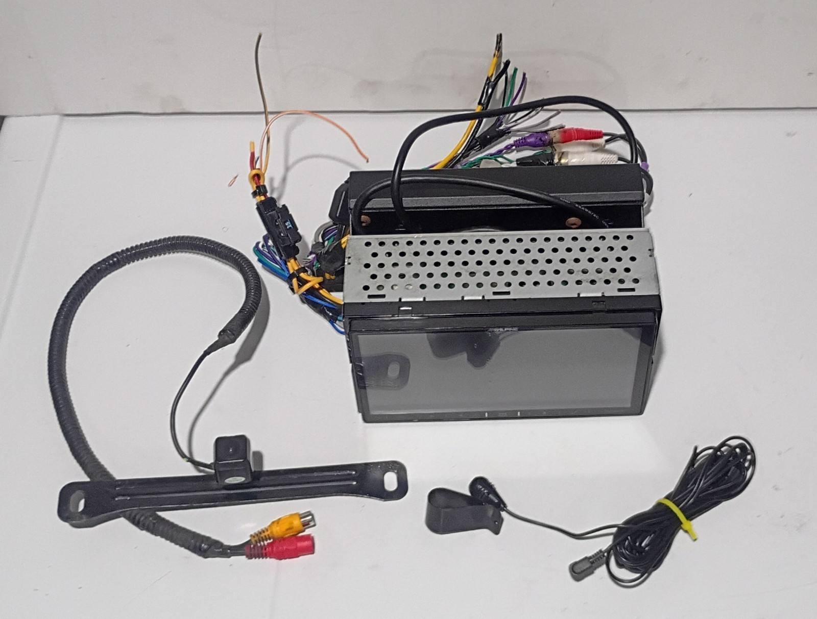 Alpine iLX-W650 7″ Touchscreen Apple Android w/ KTA-450 Power Pack Amplifier