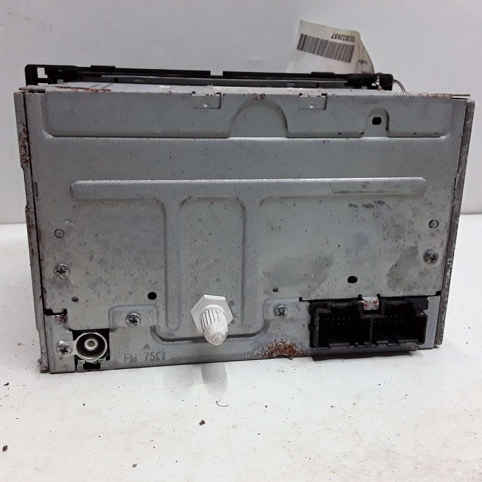 06 07 Saturn Ion, view, AM/FM CD radio missing display cover OEM 15850680