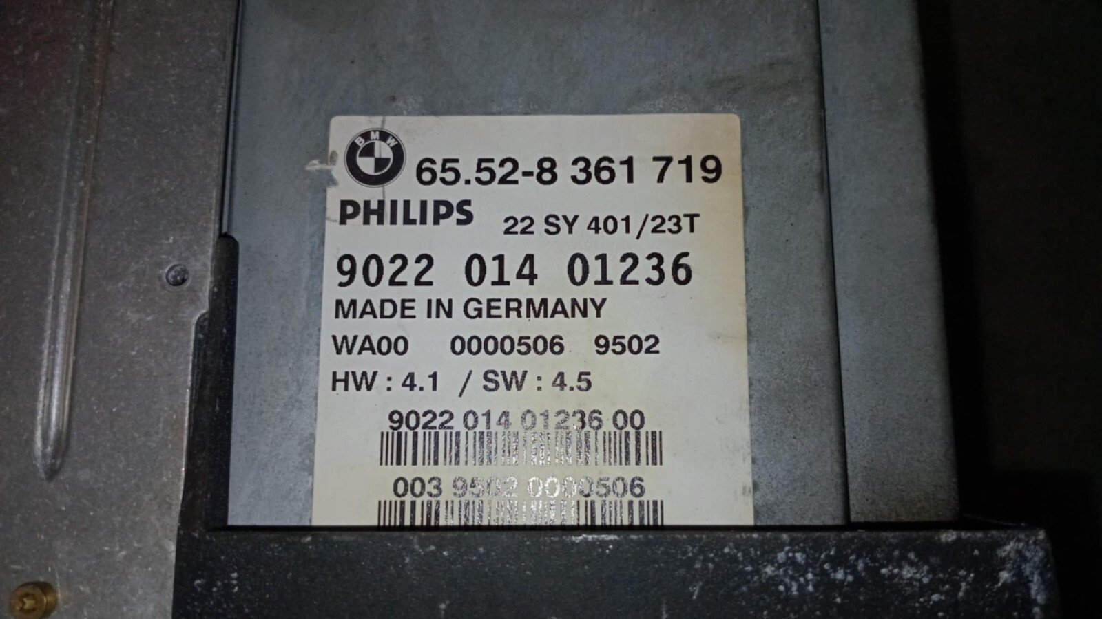 06/1996 to 12/2001 BMW E38 7 Series Sedan – In dash radio with screen & surround
