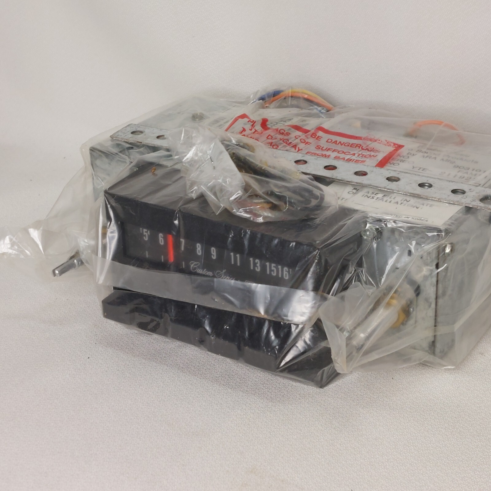 Custom Series ARA In Dash AM Radio Model 9031011-FAM 11 F series base NOS