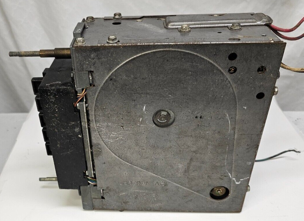 Ford Motorola AM/FM Quadrasonic 8-Track Tape Radio D8AF-19A188-AA / 5FD4804 -OEM
