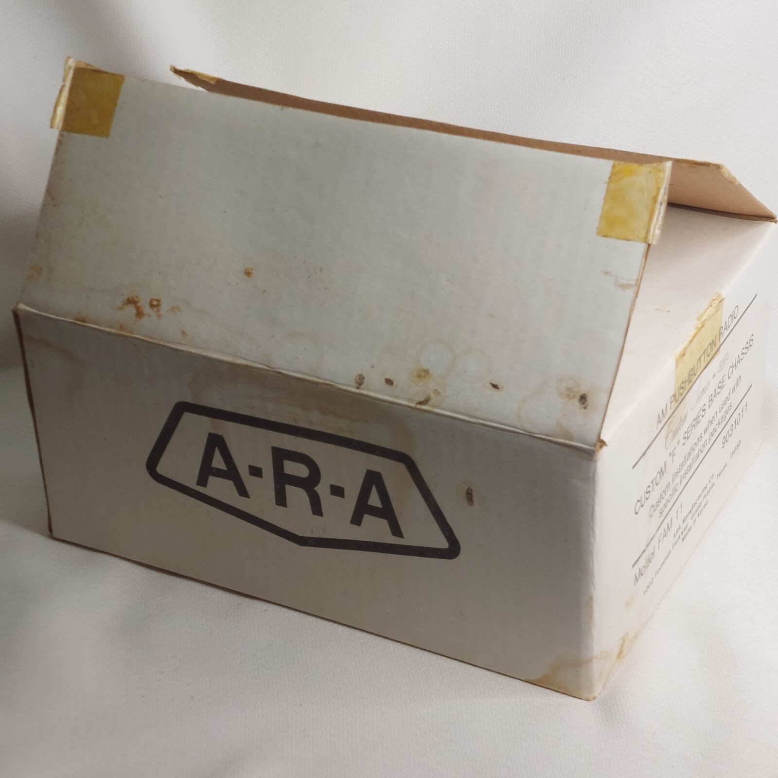 Custom Series ARA In Dash AM Radio Model 9031011-FAM 11 F series base NOS