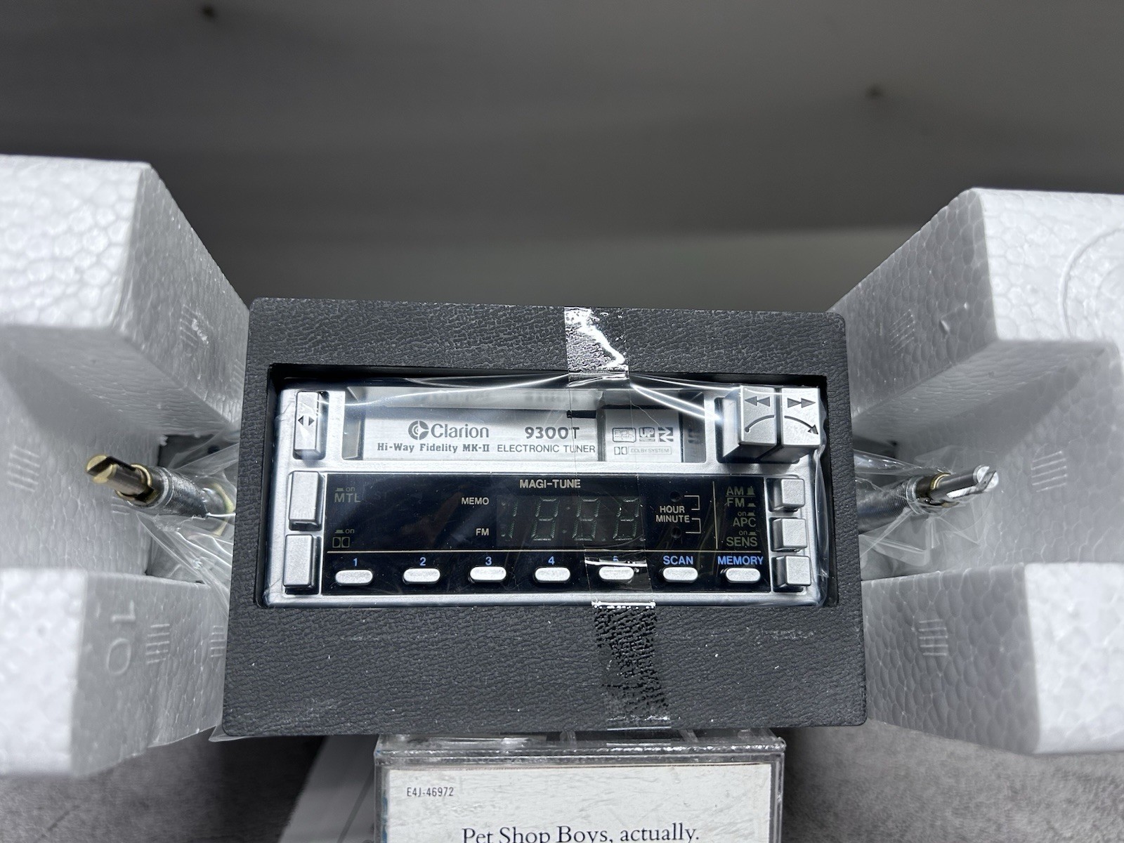 Clarion 9300R AM/FM Cassette Deck .Old School Stereo. Two Shaft Design. NOS. NEW