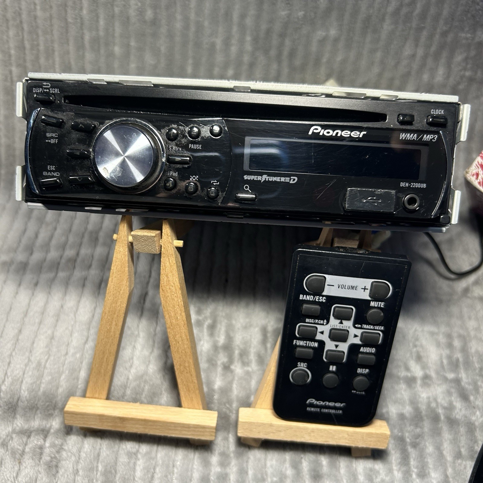 Pioneer DEH-2200UB CD Player/MP3 In Dash Car Audio Receiver Read Description