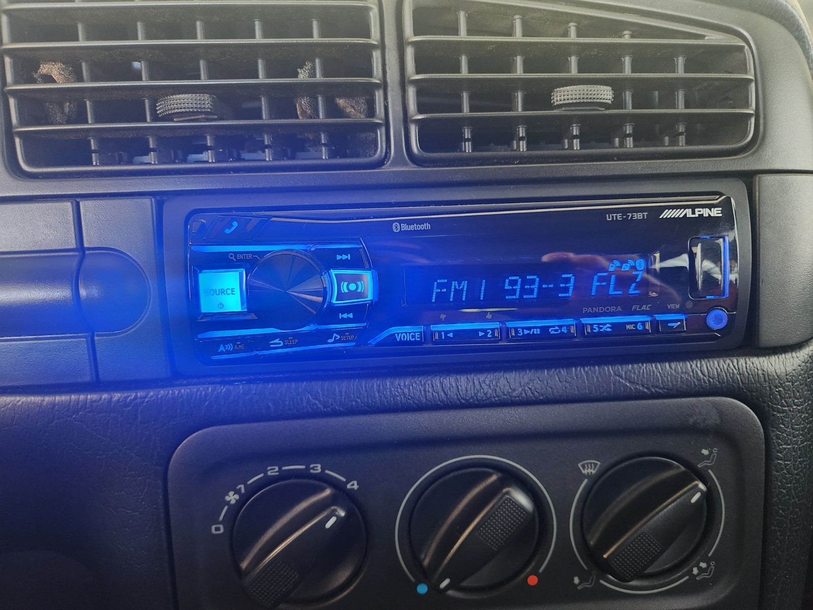 Alpine UTE-73BT and 2 Kicker KSC670