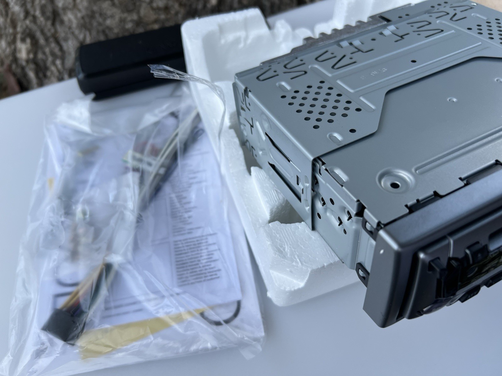 Kenwood KDC-222 Car Stereo Receiver/CD player with mounting sleeve ( New )