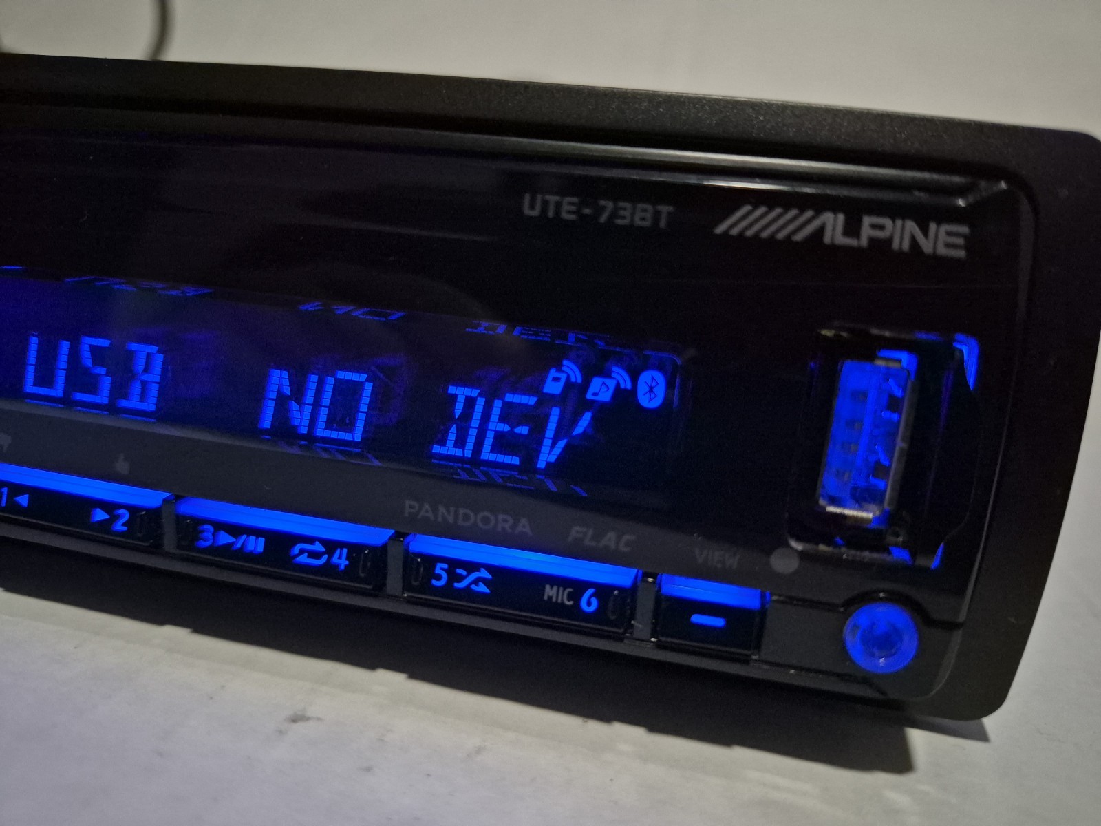 Alpine UTE-73BT Single Din Car Stereo Bluetooth – Aux – Usb – Detachable Face