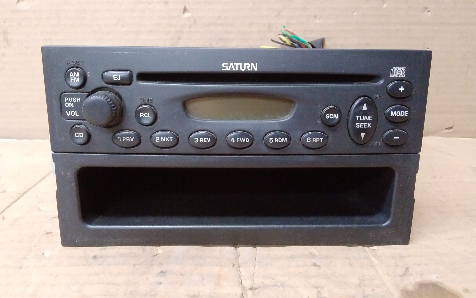 2004 SATURN VUE AM FM CD RADIO ID 15219738