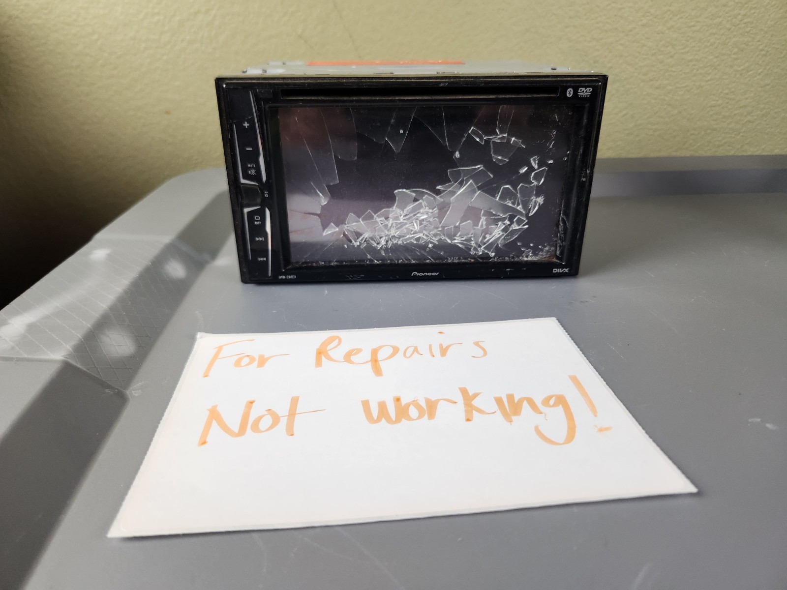 Pioneer AVH-210EX Receiver – AS IS – FOR PARTS Only. Cracked Screen. No Wires