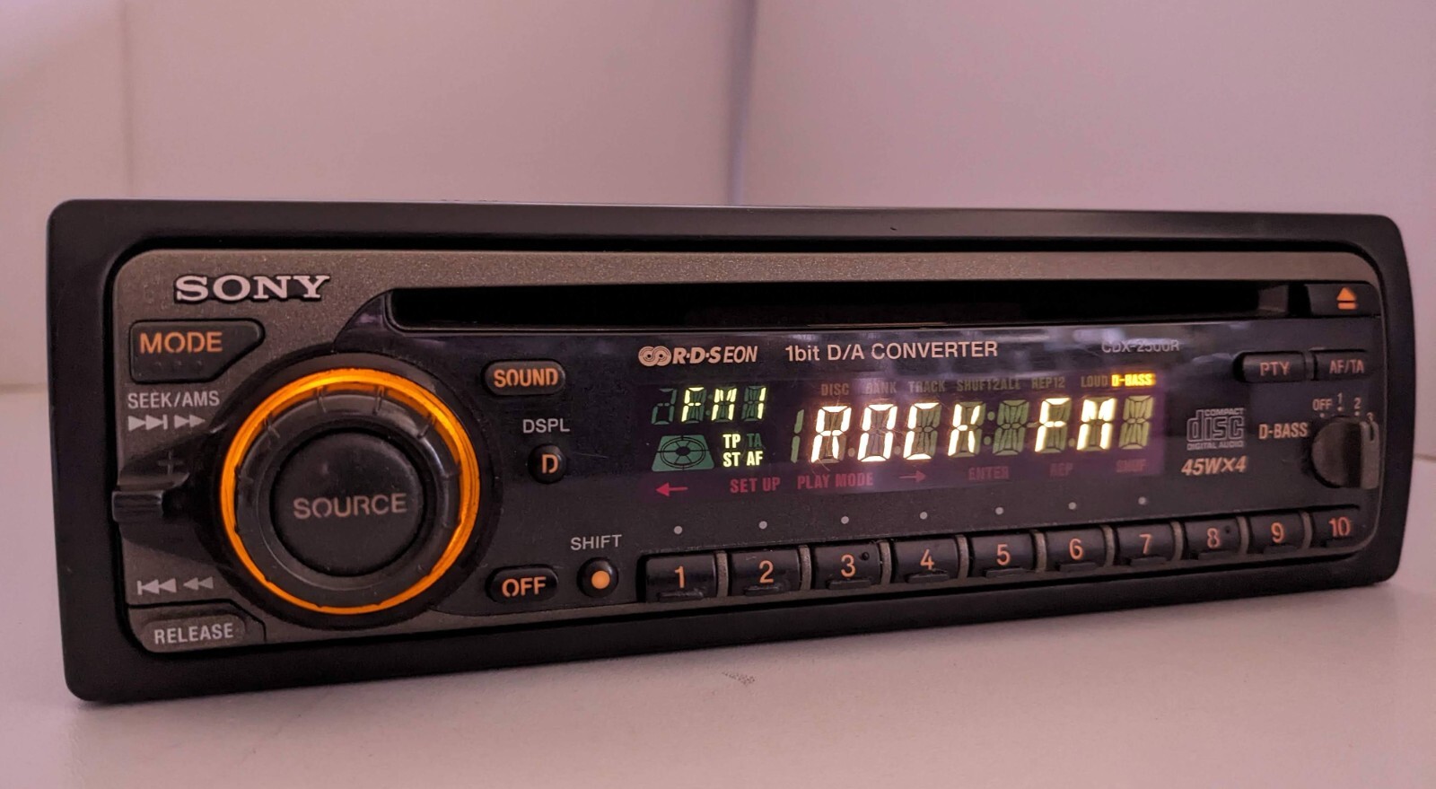 Oldschool Sony CDX-2500R FM/AM Radio CD Player 4 x 45 Watt 1 Bit D/A Converter