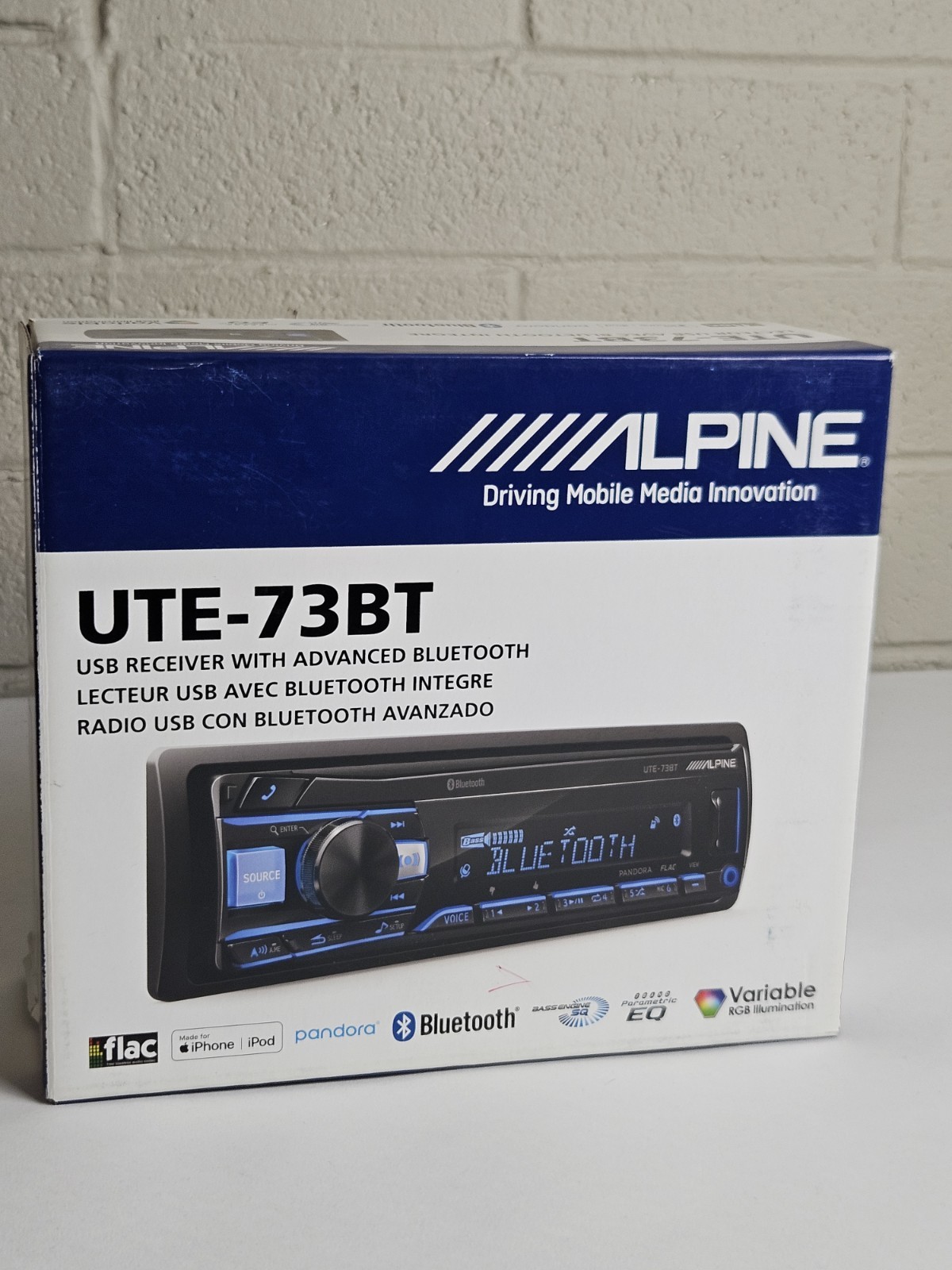 Alpine car stereo UTE-73BT Bluetooth