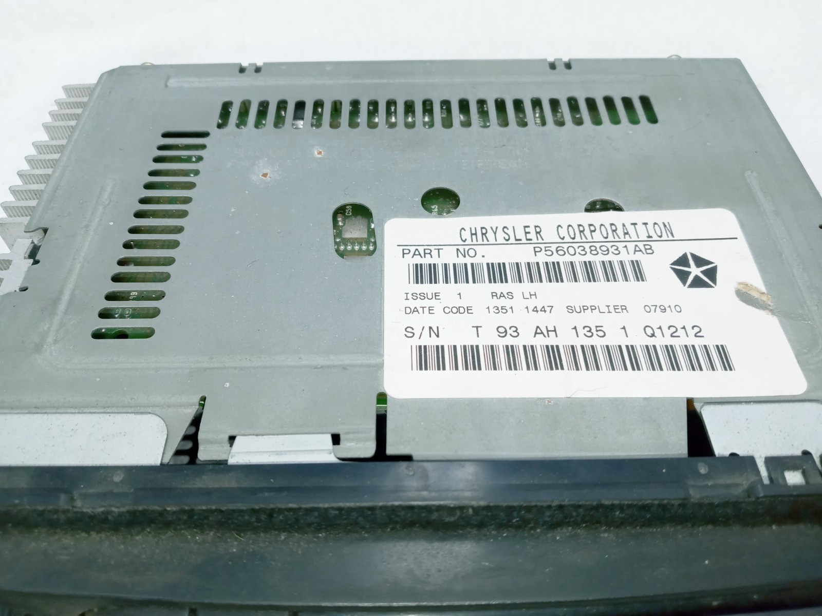 New-Take Out from Dealer AM FM Cassette 1998-02 Dodge Chrysler Jeep P56038931AB
