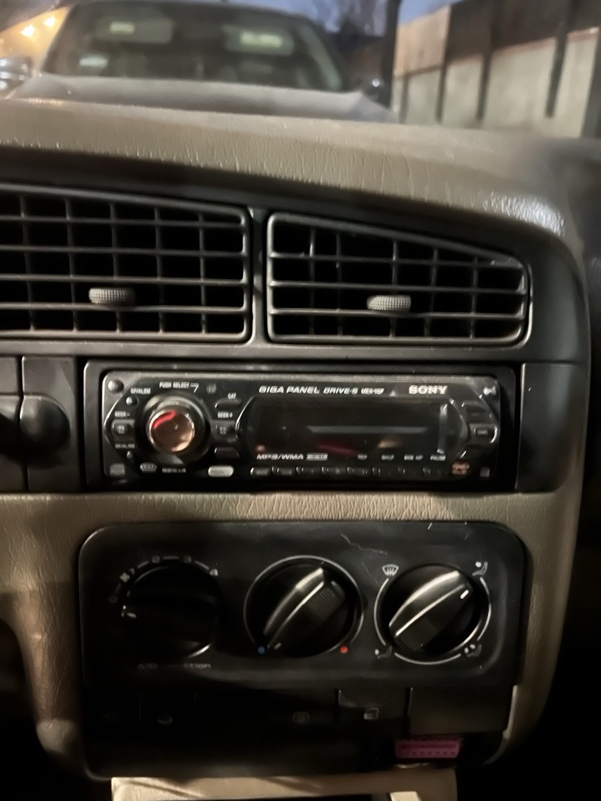 SONY Car FM/AM Radio Compact Disc Player AUX Stereo CDX-GT520 XPLOD Old School