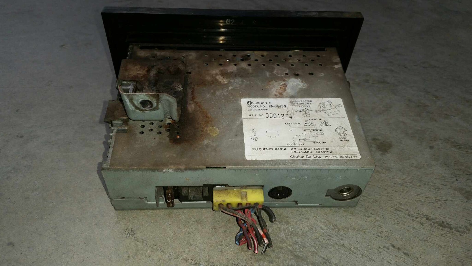 03/1987 to 12/1993 Nissan Urvan – Genuine Clarion Radio