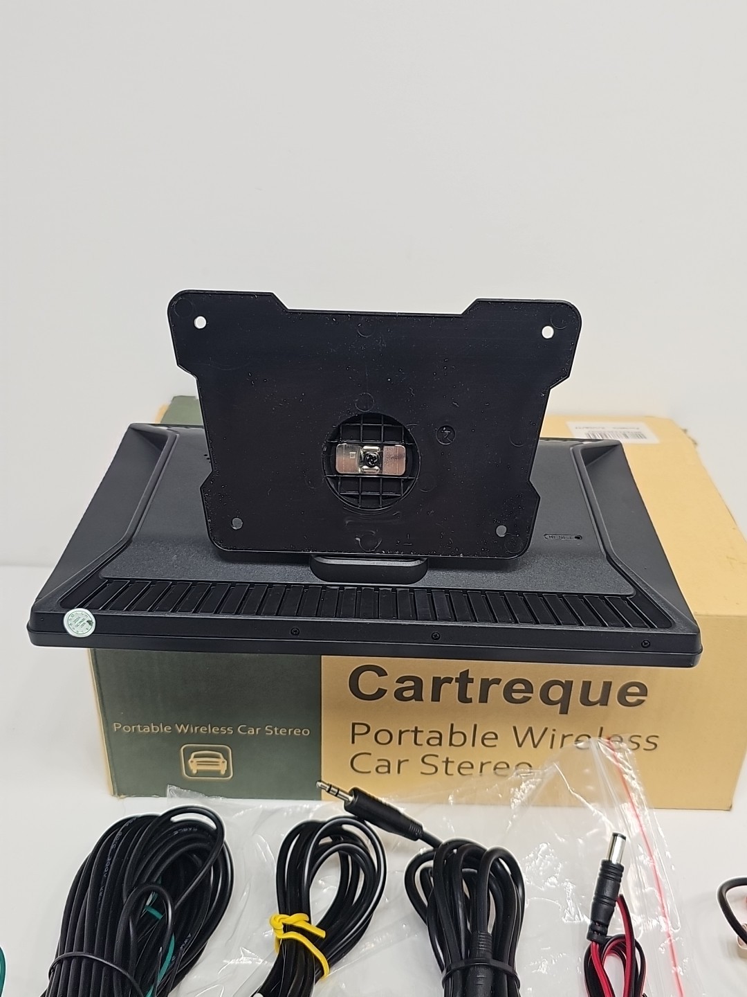 Cartreque Portable Wireless Car Stereo 9″ Touchscreen W/Rear View Camera
