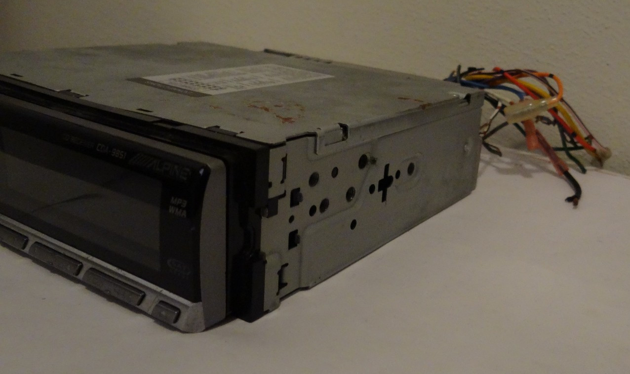 Alpine CDA-9851 MP3/WMA/CD InDash Receiver 50Wx4 iPod Expandable XM SIRIUS Ready