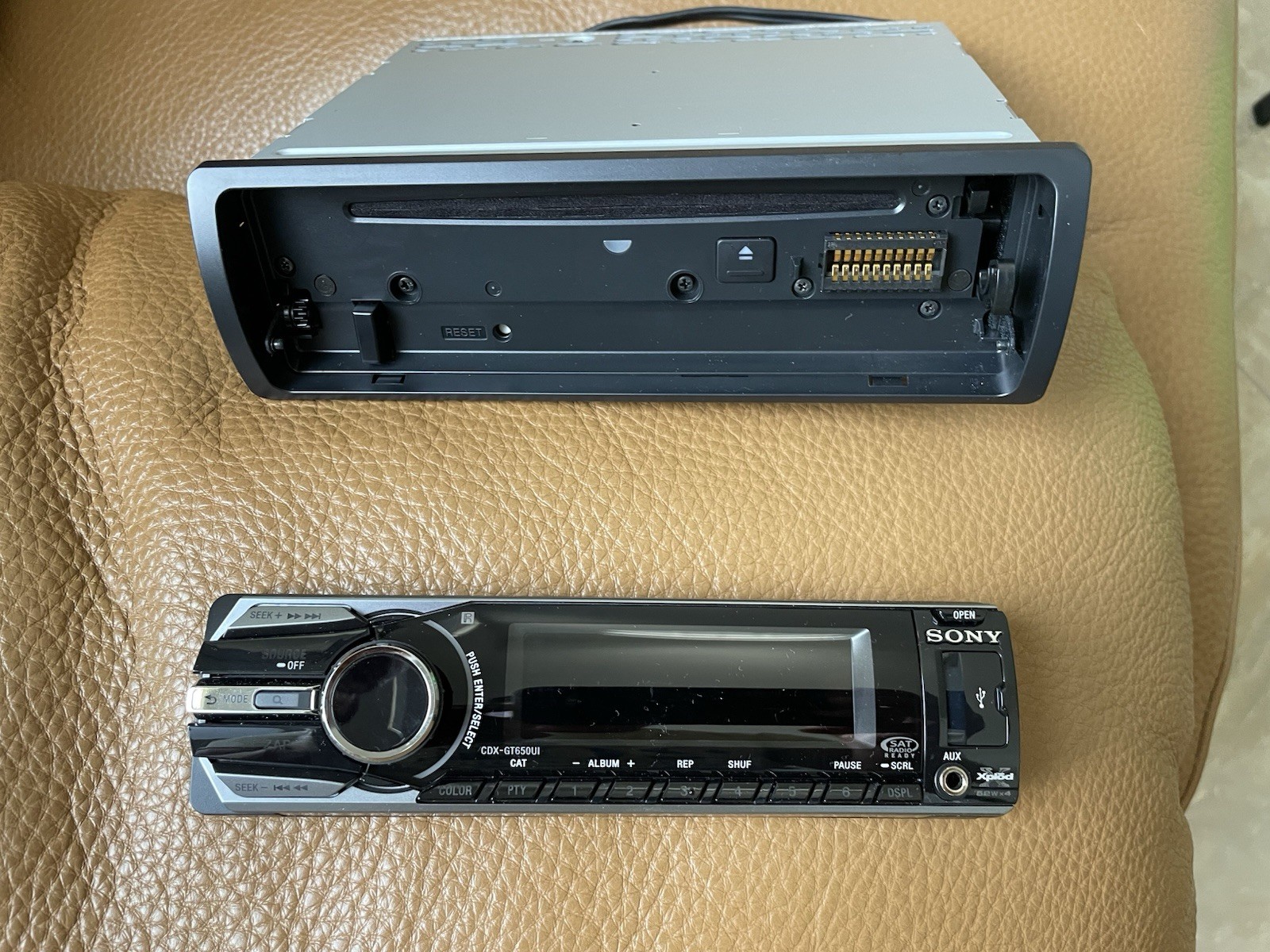 SONY CDX-GT650UI FM/AM/SAT Radio CD Player Car Stereo with USB, AUX and Remote