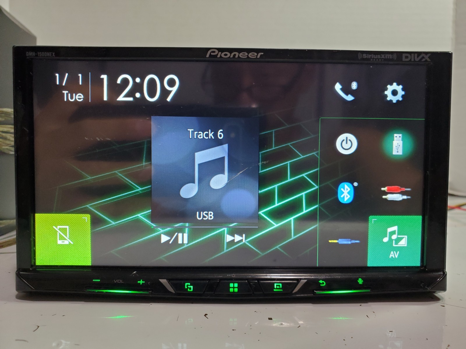 Pioneer DMH-1500NEX Digital Media Receiver with 7″ Display – Scratch On Screen