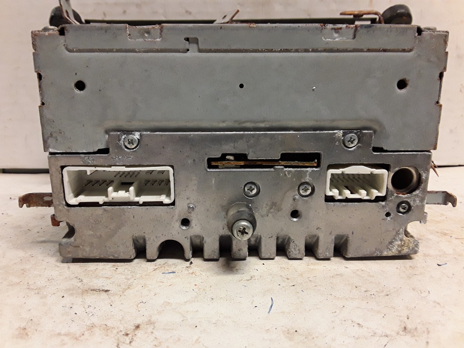 06 07 Mazda3 AM FM satellite 6-disc CD radio receiver OEM damaged button