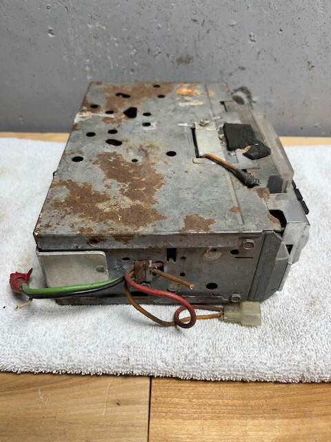 Mopar – Chrysler Solid State Thumb Dial Switch AM Radio