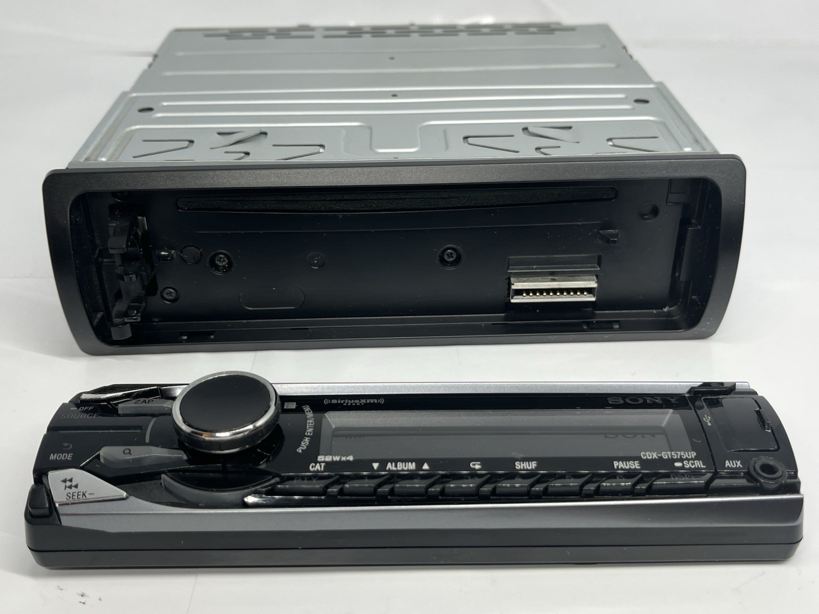 Sony CDX-GT575UP FM/AM Compact Disc Player Sirius XM /No Wires Radio Only + Face