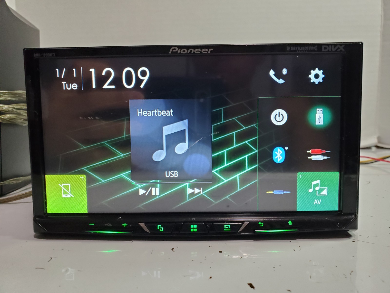 Pioneer DMH-1500NEX Digital Media Receiver with 7″ Display – Scratch On Screen