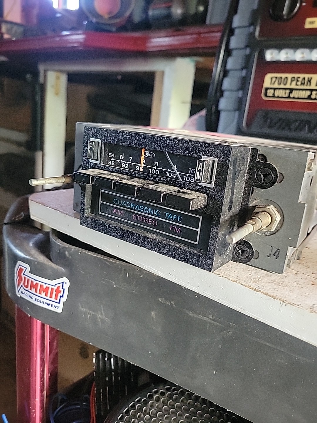 FORD D8AF-19A188-AA / 5FD4804 Motorola AM/FM Quadrasonic 8-Track Tape Radio