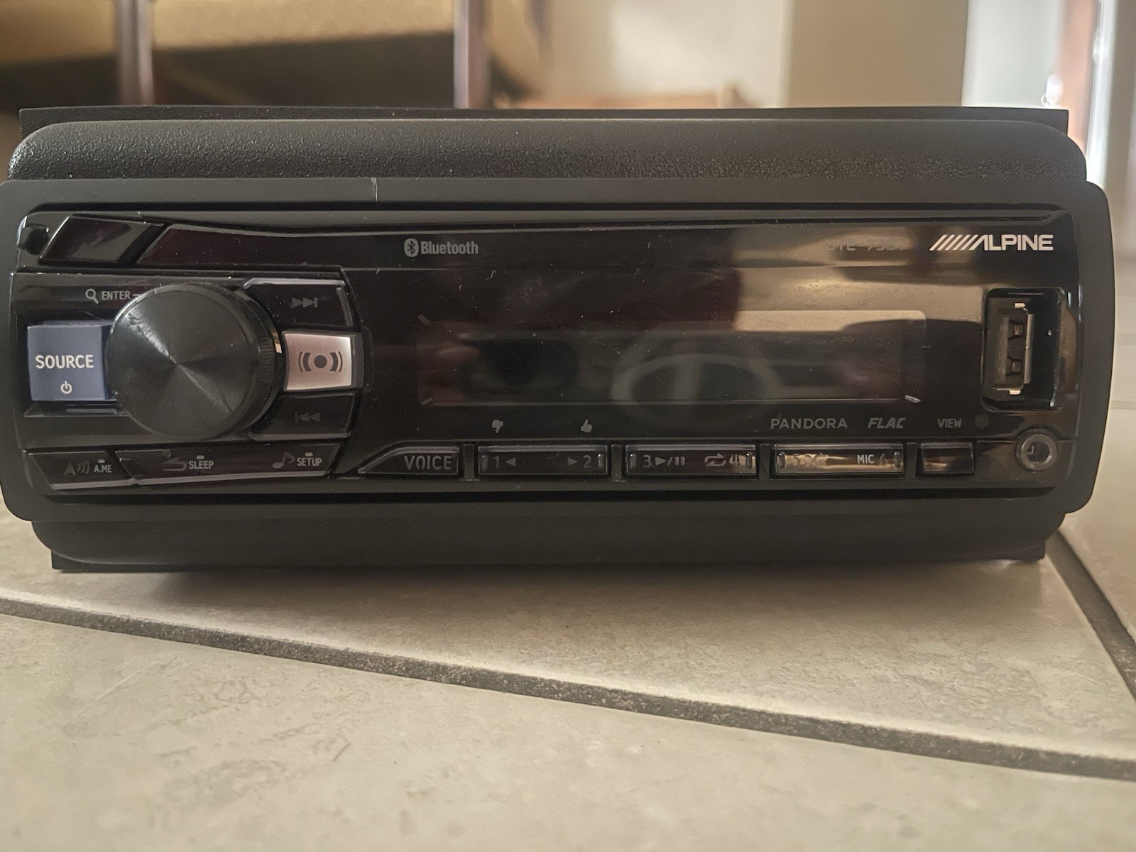 Alpine UTE-73BT digital media receiver, designed for car audio systems.