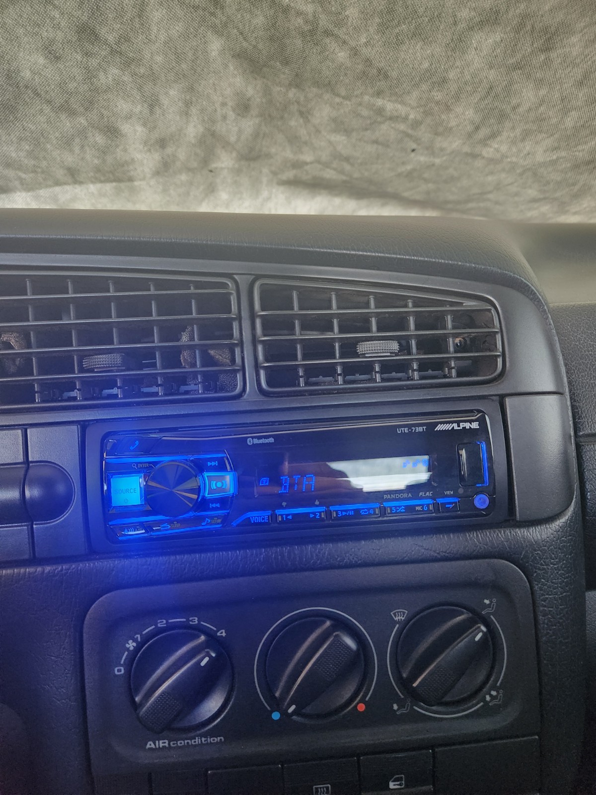 Alpine UTE-73BT and 2 Kicker KSC670
