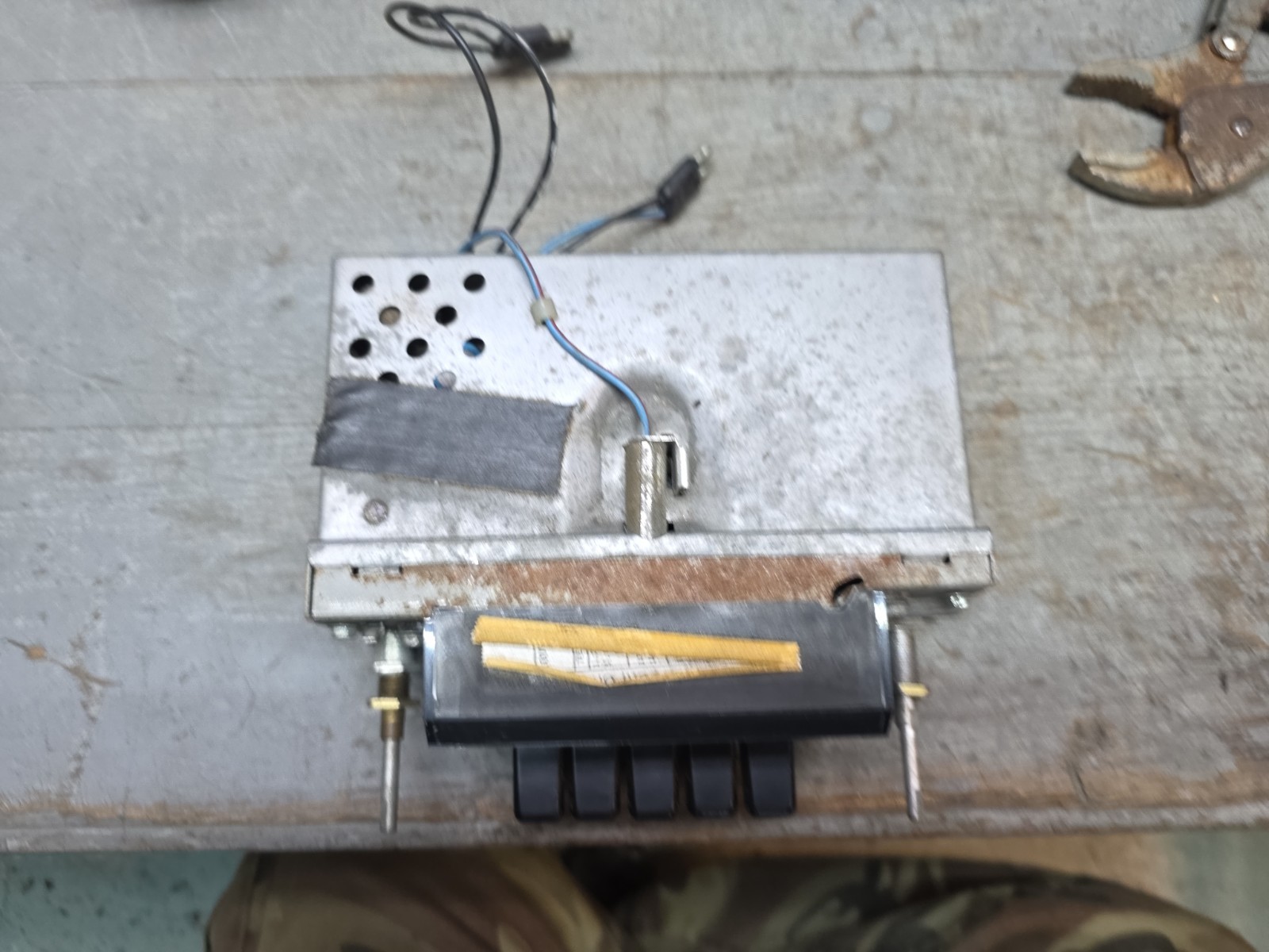 Ford AM Car Radio 12V NEG GND Philco D30A-18806