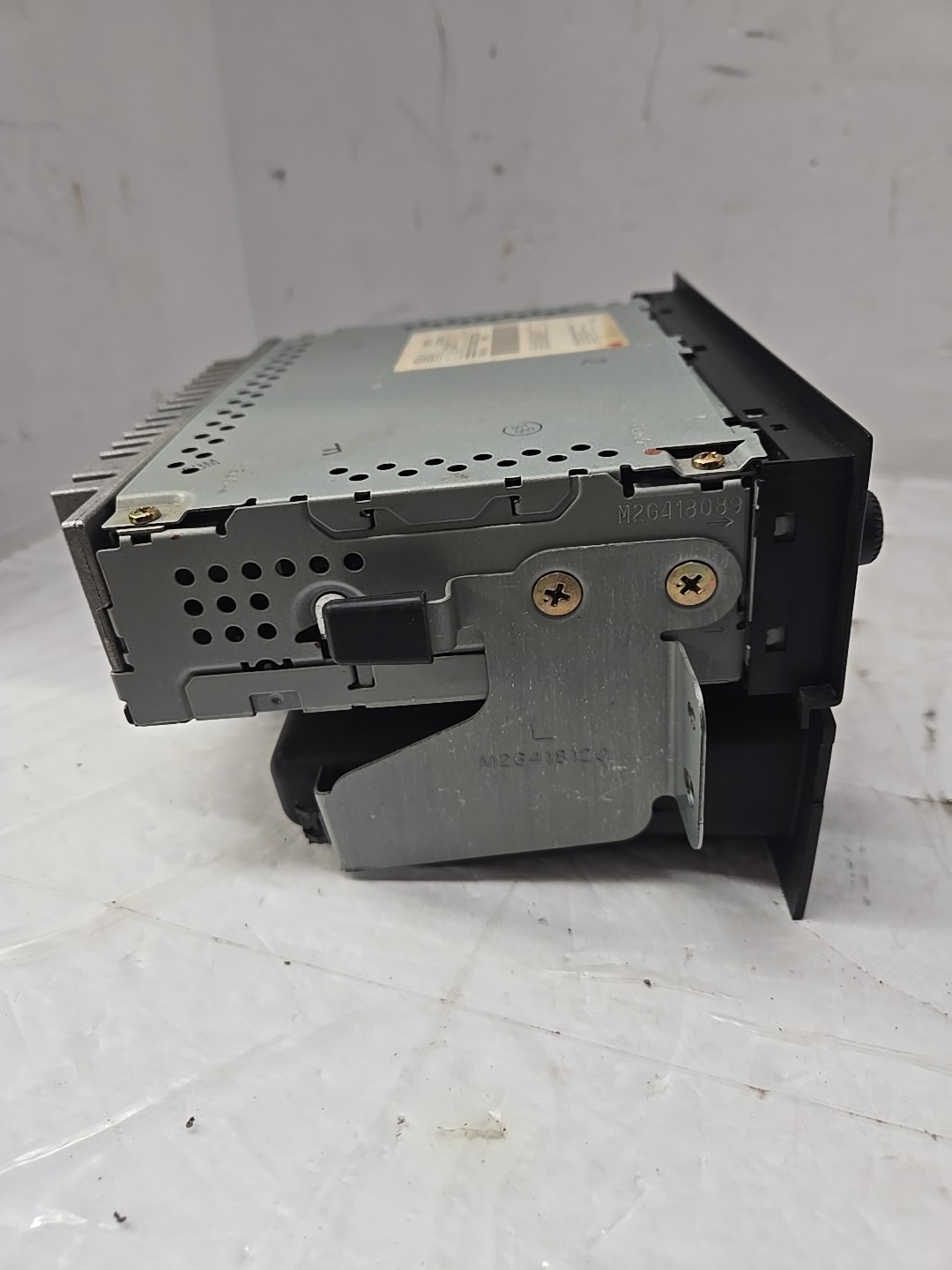 2004 SATURN VUE AM FM CD RADIO ID 15219738