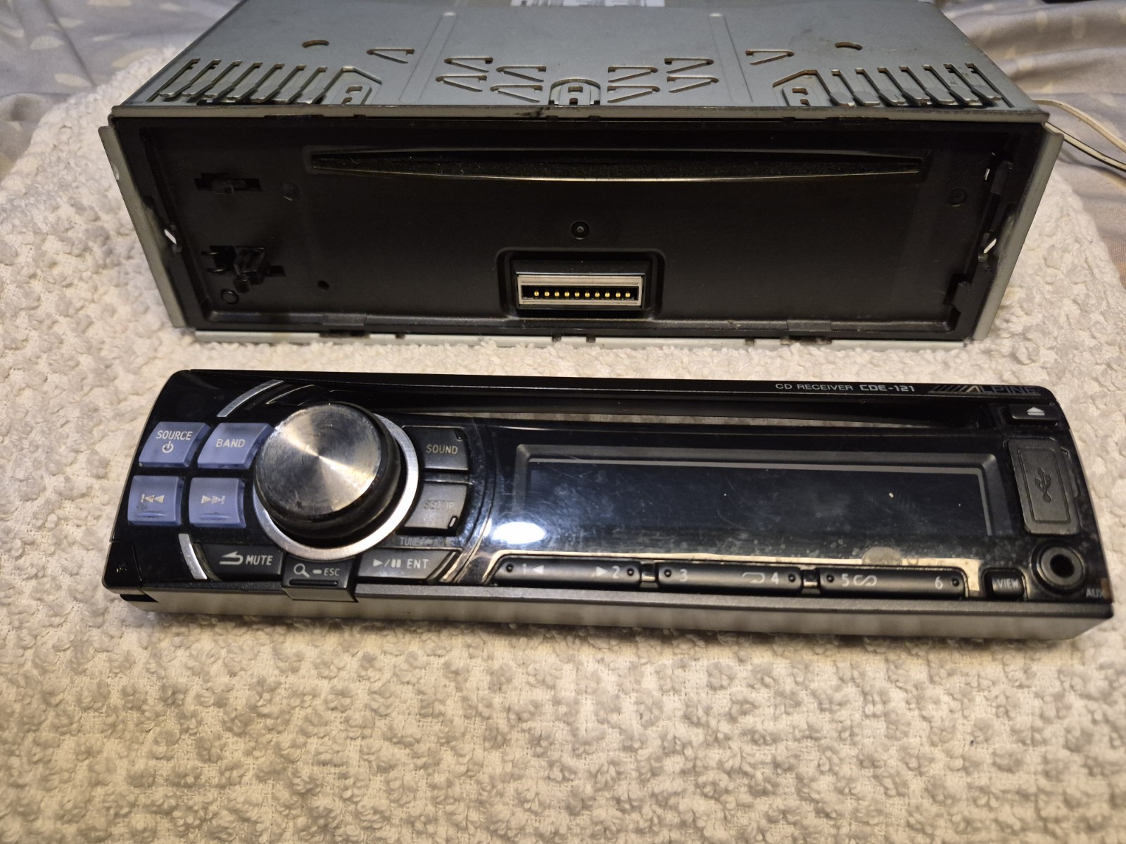 Alpine CDE-121 Single Din Car Stereo CD Usb Aux **NO Bluetooth** 2011 Headunit