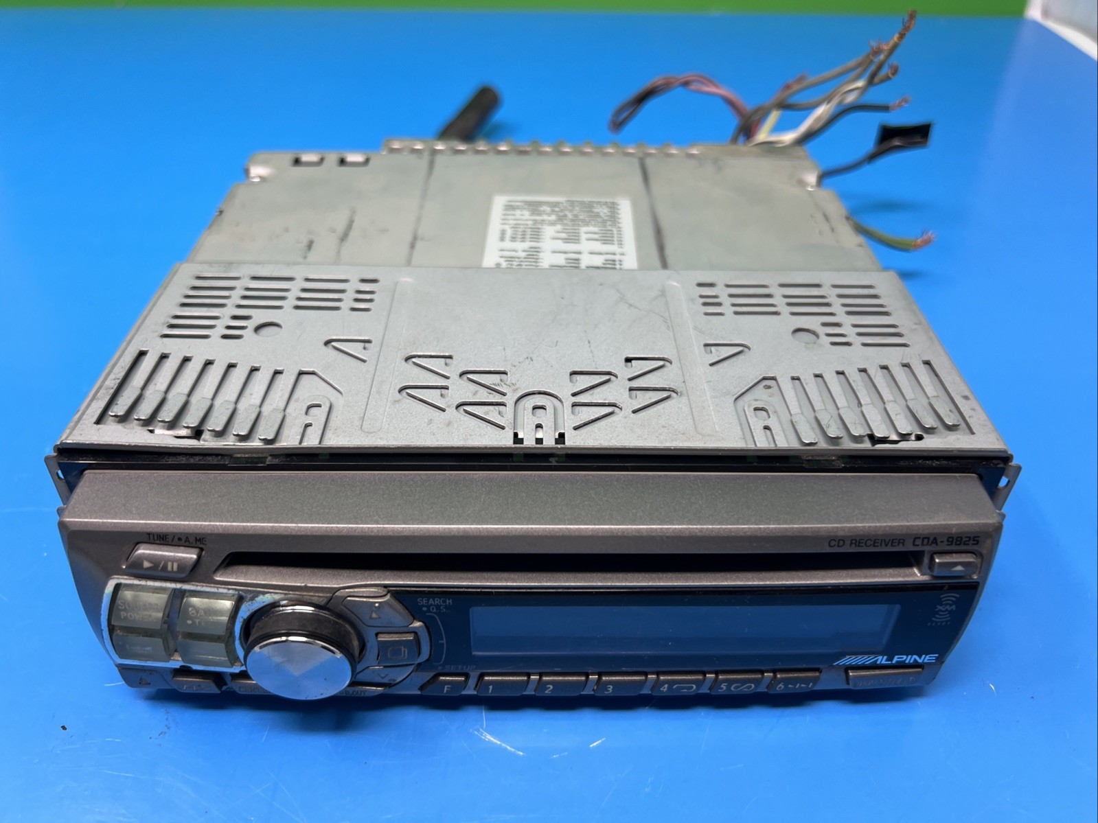 ALPINE BLUETOOTH CAR AUDIO STEREO IN DASH CD UNIT CDA-9825 EQ VINTAGE RARE SUB!
