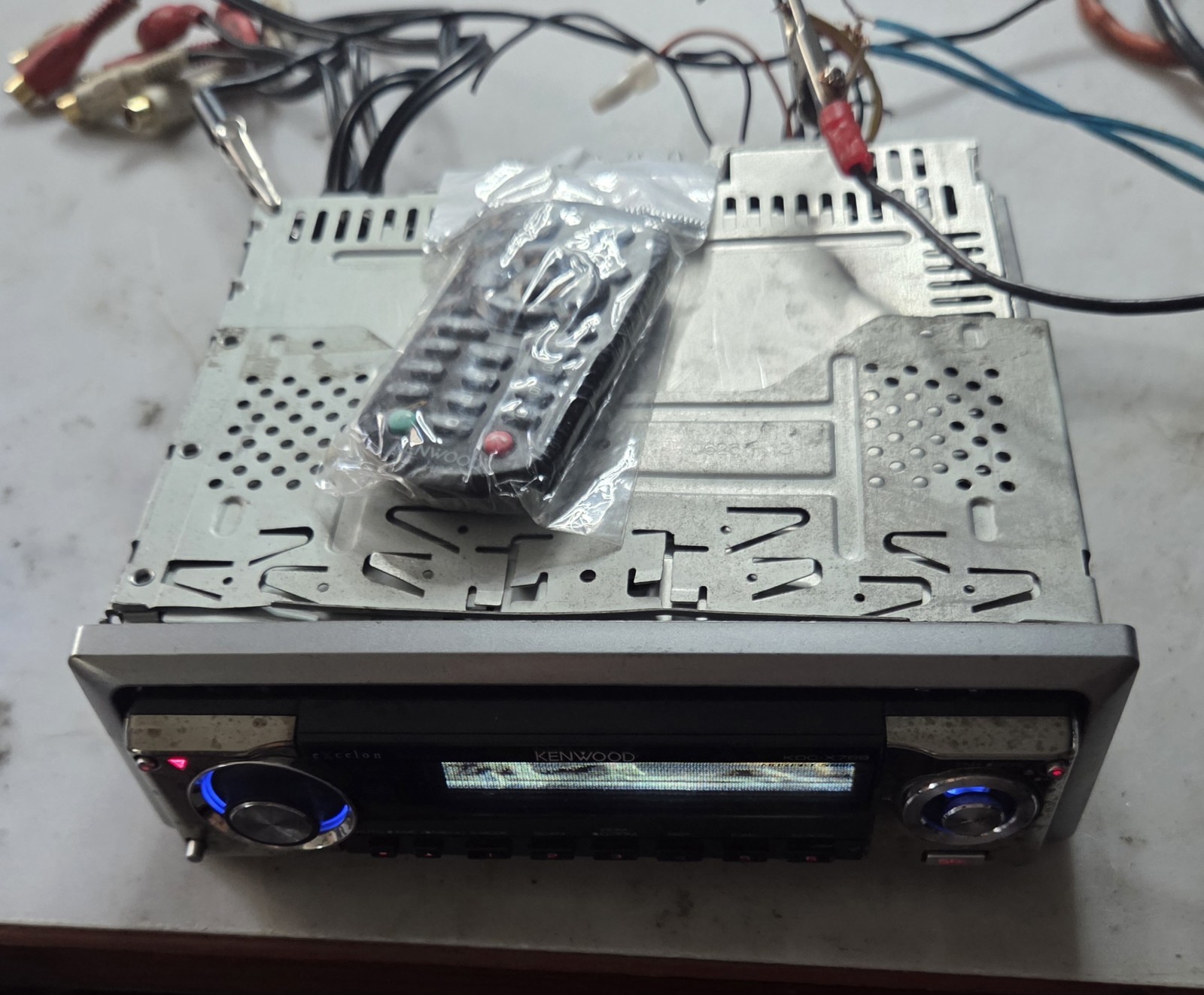 Kenwood Execelon KDC-X789 CD Player In Dash Receiver, Remote Aux 5 Volts