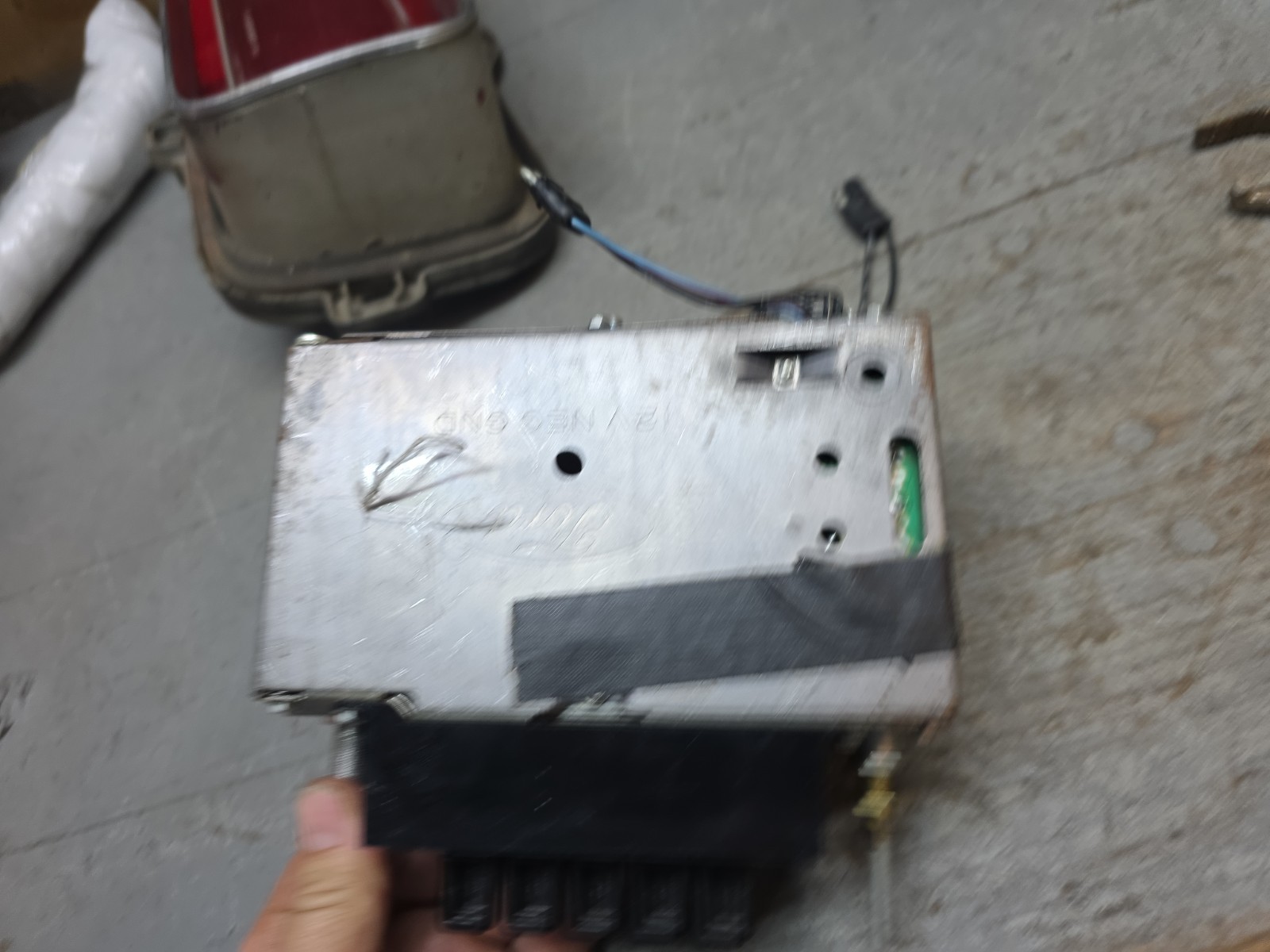 Ford AM Car Radio 12V NEG GND Philco D30A-18806