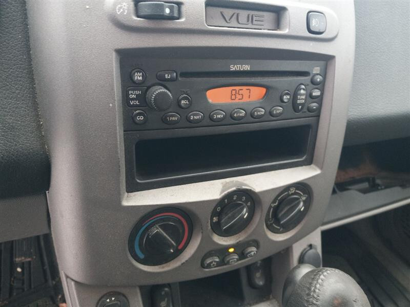 2004 SATURN VUE AM FM CD RADIO ID 15219738