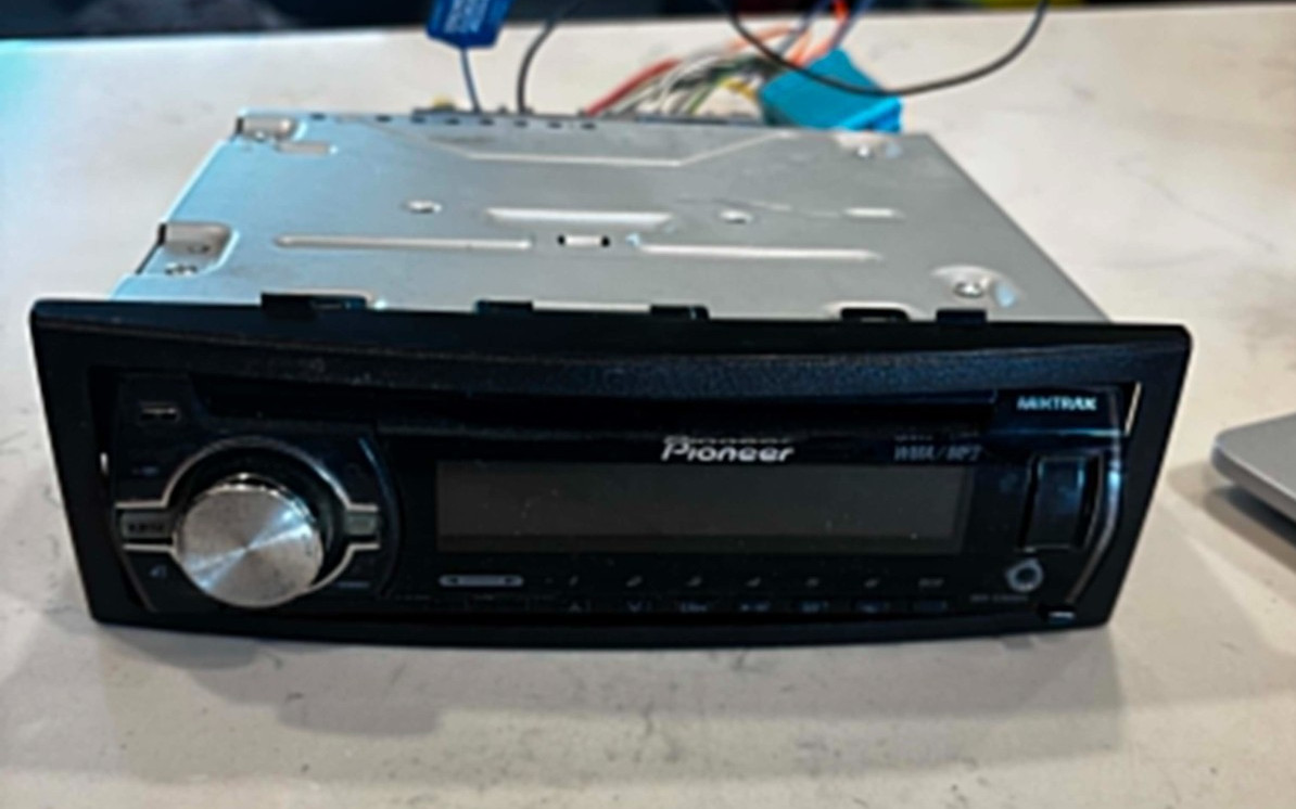 Pioneer DEH-X3500UI CD USB AUX Car Stereo Head Unit w/ GM Wiring Harness