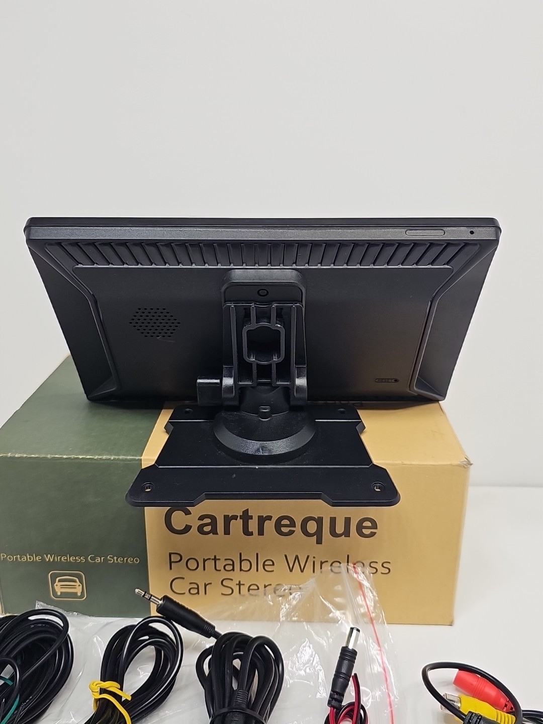 Cartreque Portable Wireless Car Stereo 9″ Touchscreen W/Rear View Camera