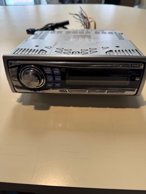 ALPINE CDE-9852 CD RECEIVER Great Condition