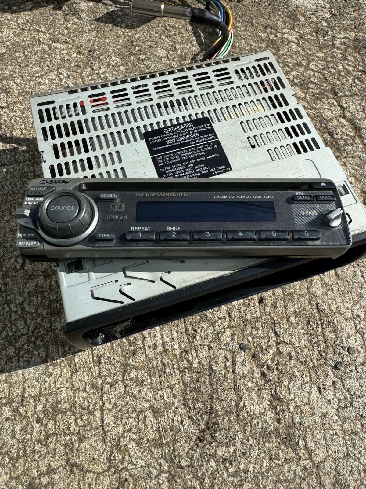 Oldschool Sony CDX-2500R FM/AMRadio CD Player 4 x 45 Watt 1 BitD/A Converter