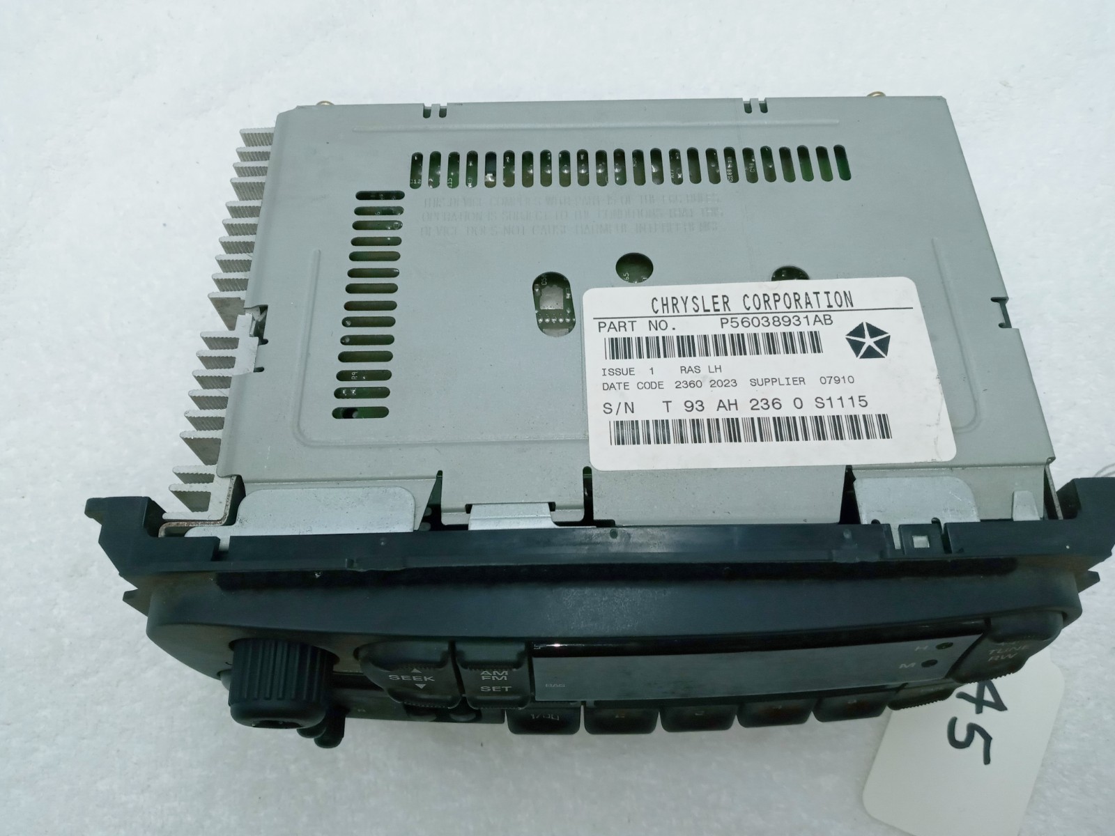New-Take Out from Dealer AM FM Cassette 1998-02 Dodge Chrysler Jeep P56038931AB