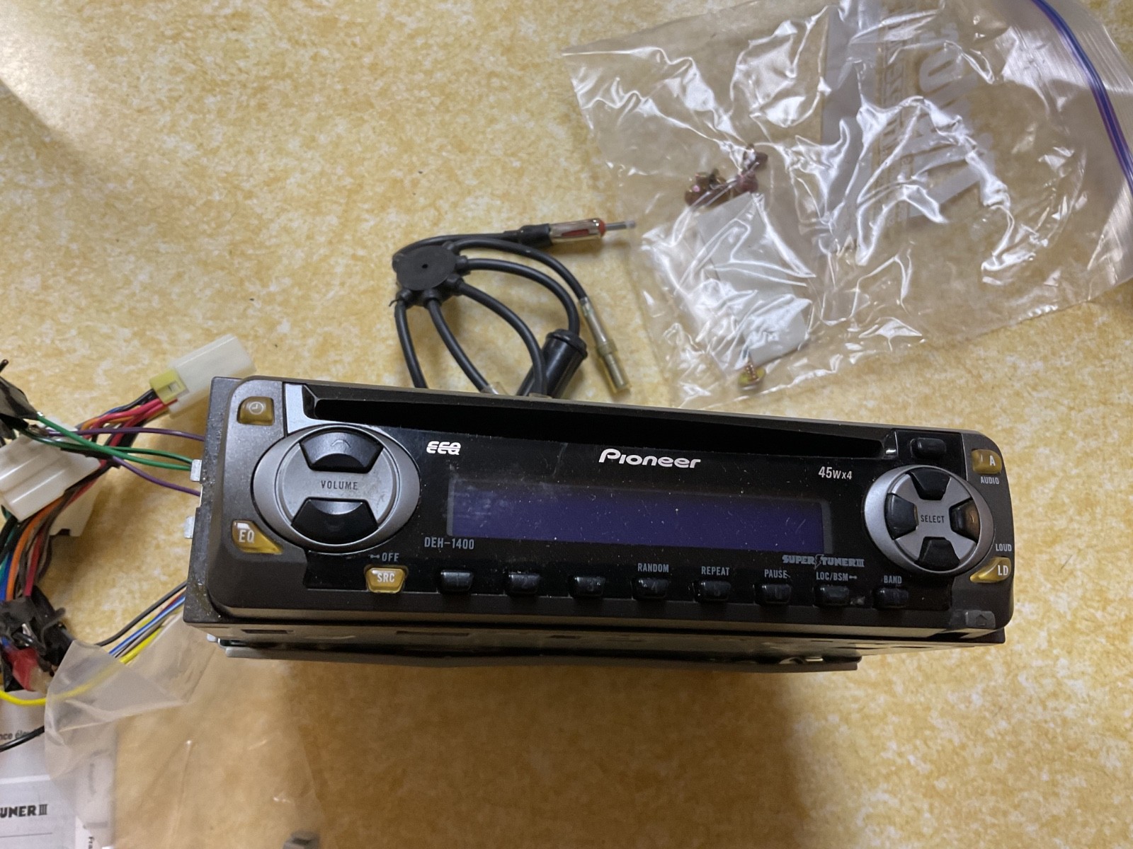 Pioneer DEH-1400 car CD receiver Universal Fit 45Wx4 Equalizer
