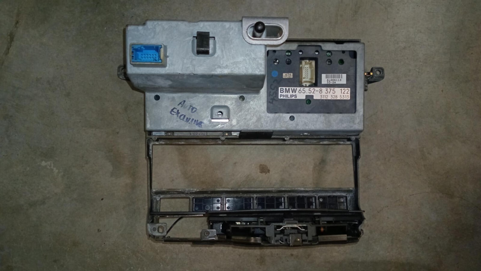 06/1996 to 12/2001 BMW E38 7 Series Sedan – In dash radio with screen & surround
