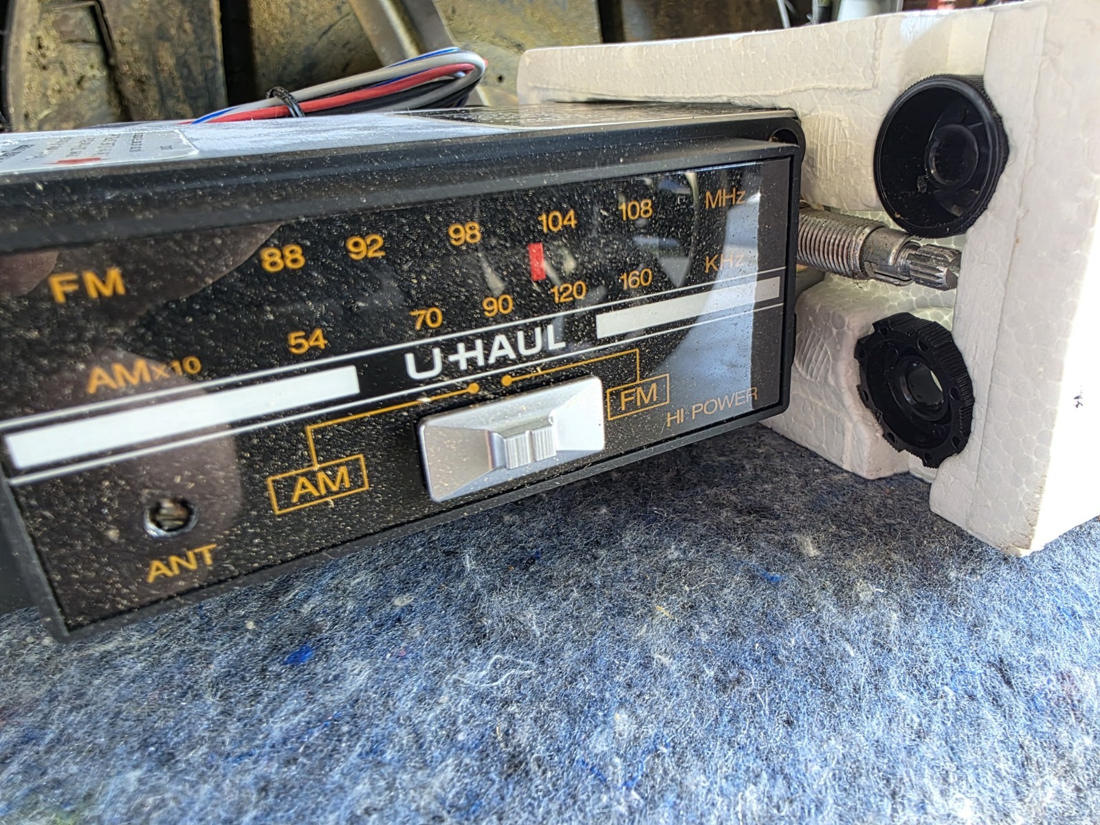 U-Haul UH-1555 Solid State AM/FM Auto Radio Manual Tuning 12V Negative Ground