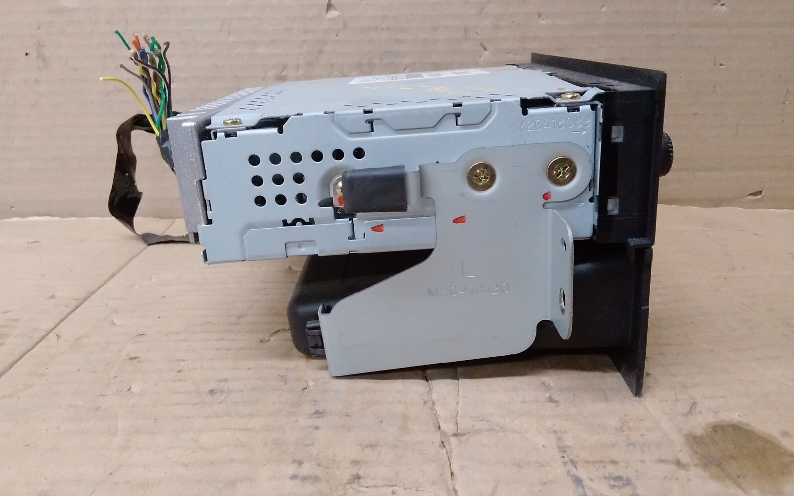 2004 SATURN VUE AM FM CD RADIO ID 15219738