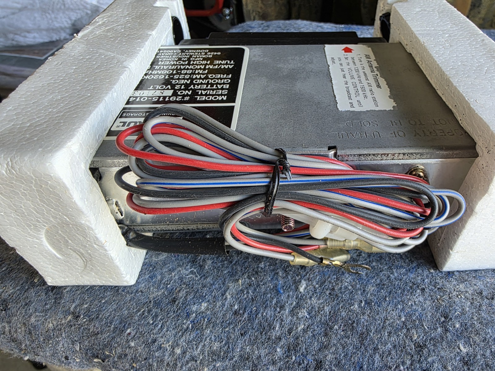 U-Haul UH-1555 Solid State AM/FM Auto Radio Manual Tuning 12V Negative Ground